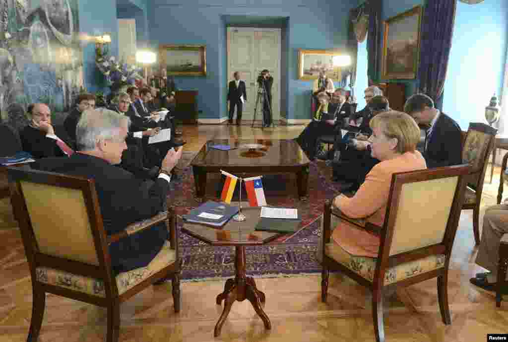 Sebasti&aacute;n Pi&ntilde;era (I) y la canciller alemana Angela Merkel se re&uacute;nen este s&aacute;bado en Santiago de Chile.