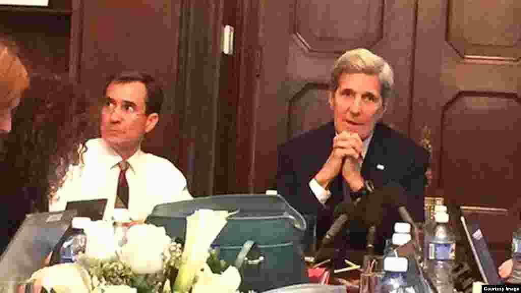 John Kerry en conferencia de prensa en la residencia del encargado de negocios de EEUU.