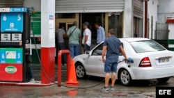 Varias estaciones de servicio que expenden solo gasolina especial amanecieron cerradas en La Habana este sábado.