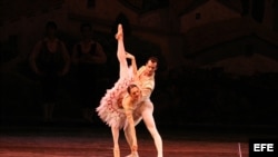 Fotografía donde se aprecia a Lorena Feijoo y Rolando Sarabia en un momento de la interpretación de Don Quijote con el Ballet Clásico Cubano de Miami. Foto de archivo