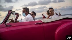 Un taxista transporta a turistas. (AP Photo / Ramon Espinosa)