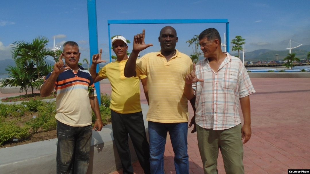 Ernesto López, primera de izquierda a derecha, junto a otros integrantes del Movimiento Cristiano Liberación (MCL)