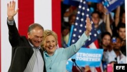 Hillary Clinton presenta en Miami a su candidato a vicepresidente Tim Kaine.