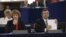 El presidente de la Comisión Euroepa (CE), Jose Manuel Durao Barroso (d), y la a jefa de la diplomacia de la UE, Catherine Ashton, asisten a la sesión plenaria celebrada en el Parlamento Europeo (PE) en Estrasburgo (Francia), el 11 de septiembre de 2013. 