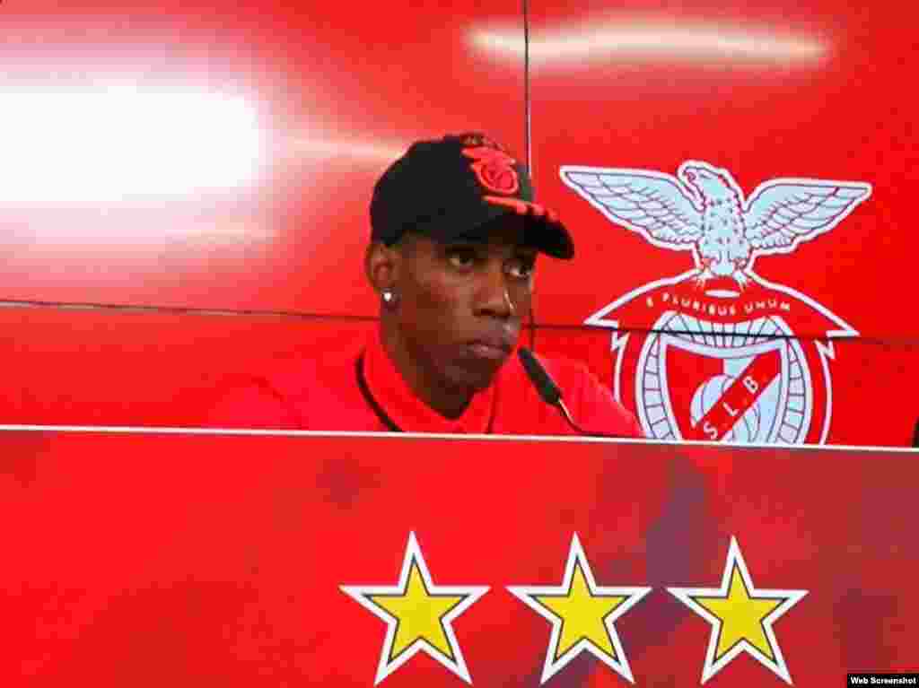 El atleta cubano Pedro Pablo Pichardo, subcampeón mundial de triple salto en 2013 y 2015, fue presentado este miércoles, 26 de abril, por el Benfica. El triplista es uno de los cinco saltadores que ha superado la barrera de los 18 metros en la historia.