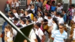 Estudiantes de secundaria básica en un acto de repudio
