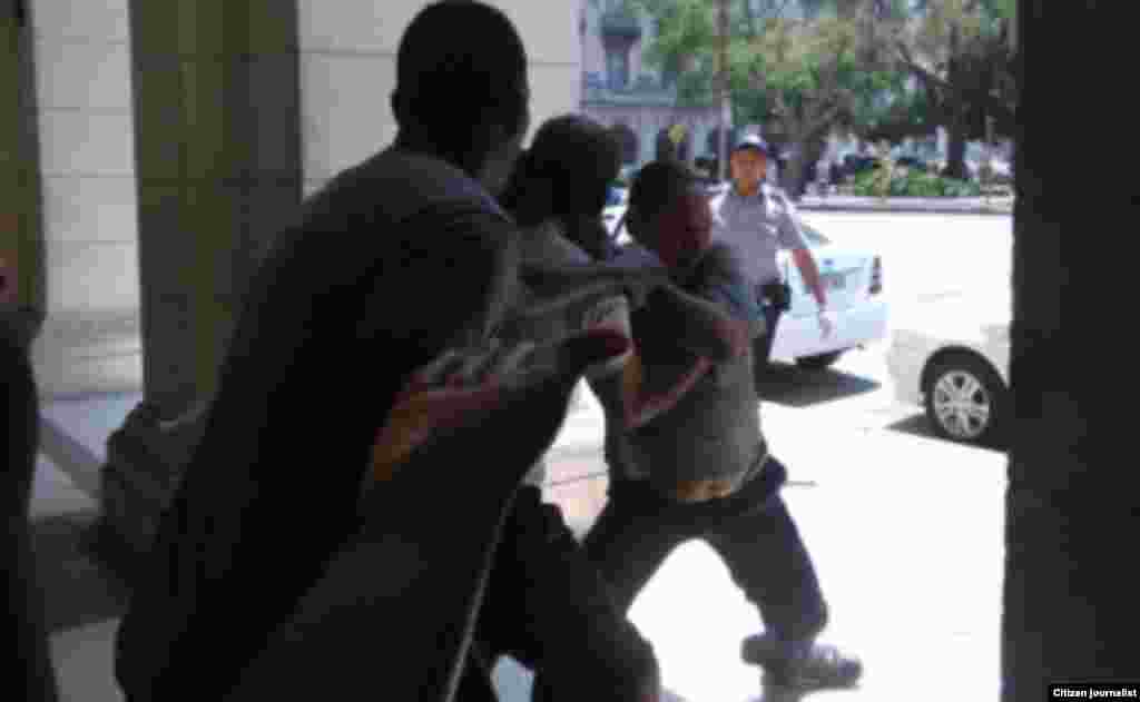 La más reciente recogida de mendigos ocurrió este lunes 25 de abril, en Centro Habana y La Habana Vieja, supuestamente por la filmación de &quot;Fast &amp; Furious 8&quot;.&nbsp; (Foto: A. Zamora)