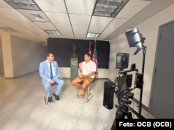 El periodista Mario J. Pentón conversa con Otero Alcántara en las instalaciones de Martí Noticias.