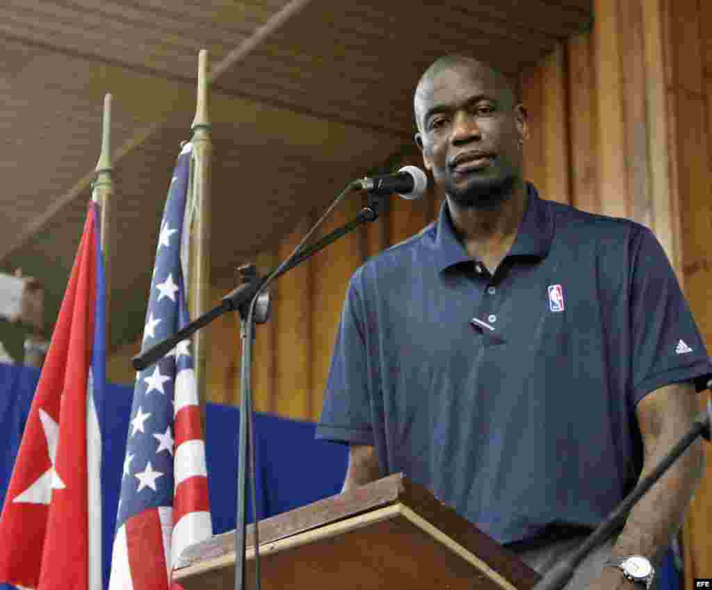 Dikembe Mutombo, exatleta y embajador internacional de la NBA, en La Habana.