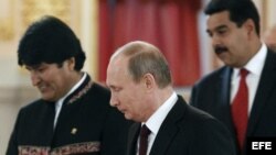 Los presidentes de Bolivia, Evo Morales (i), de Rusia, Vladímir Putin (c), y de Venezuela, Nicolás Maduro (d), asisten al Foro de los Países Exportadores de Gas (FPEG). 