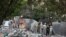 Empleados de la estatal Petróleos Mexicanos (Pemex) colocan lienzos para bloquear la visibilidad al interior del sitio donde ocurrió la explosión, en Ciudad de México. 
