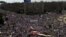 Vista aérea de una multitudinaria manifestación en la que decenas de miles de personas expresaron su apoyo al presidente egipcio, el islamista Mohamed Mursi, en rechazo a los llamamientos de la oposición para que el mandatario abandone el poder