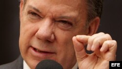 Santos manda investigar a fondo espionaje de "fuerzas oscuras" a negociadores