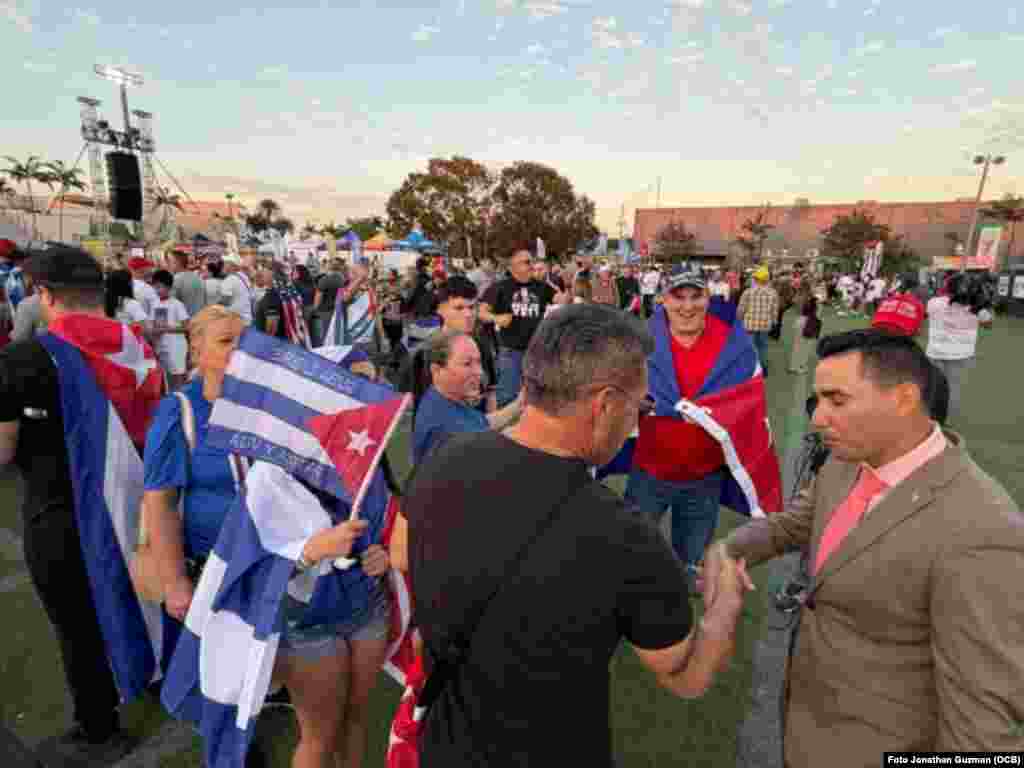 El periodista Mario Pentón conversa con sus seguidores.