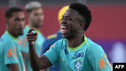 El jugador brasileño Vinicius Junior hace un gesto durante una sesión de entrenamiento de la selección nacional de fútbol de Brasil en el estadio Manuel Barradas en Salvador, Estado de Bahía, Brasil, el 17 de noviembre de 2024.