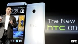El presidente de HTC, Jason Mackenzie, presenta el nuevo modelo de teléfono inteligente de la marca HTC, el HTC One, en Nueva York, EE.UU. 