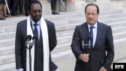  El presidente de Francia, Francois Hollande (dcha), y el presidente de Mali, Dioncounda Traore, dan una rueda de prensa tras la reunión mantenida en el Elíseo en Paris, Francia. 