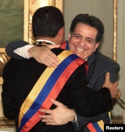 Hugo Chávez es felicitado tras juramentarse como presidente el 24 de enero de 2000 (Archivo).