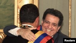 Foto Archivo. Isaías Rodríguez abraza a Hugo Chávez, tras su juramentarse como presidente el 24 de enero de 2000.
