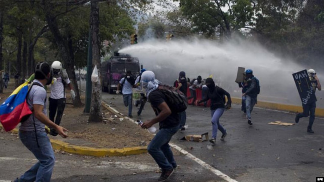 AL MENOS DOS HERIDOS EN CHOQUES ENTRE ESTUDIANTES Y POLICÍAS EN CARACAS
