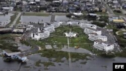 Captura de vídeo que muestra los daños registrados en edificios residenciales de áreas inundadas tras el huracán Harvey en Houston.