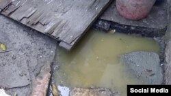 Derrame de aguas albañales en una vivienda de Arroyo Naranjo. (Tomado de Facebook de Yolanda Santana)