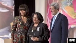 La primera Dama de Estados Unidos, Michelle Obama, y el secretario de Estado, John Kerry, entregando el Premio al Valor a la activista hondureña, Juleta Castellanos 