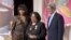 La primera Dama de Estados Unidos, Michelle Obama, y el secretario de Estado, John Kerry, entregando el Premio al Valor a la activista hondureña, Juleta Castellanos 