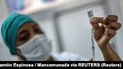 Una enfermera cubana se prepara para vacunar con Soberana-02, fabricada en Cuba.
