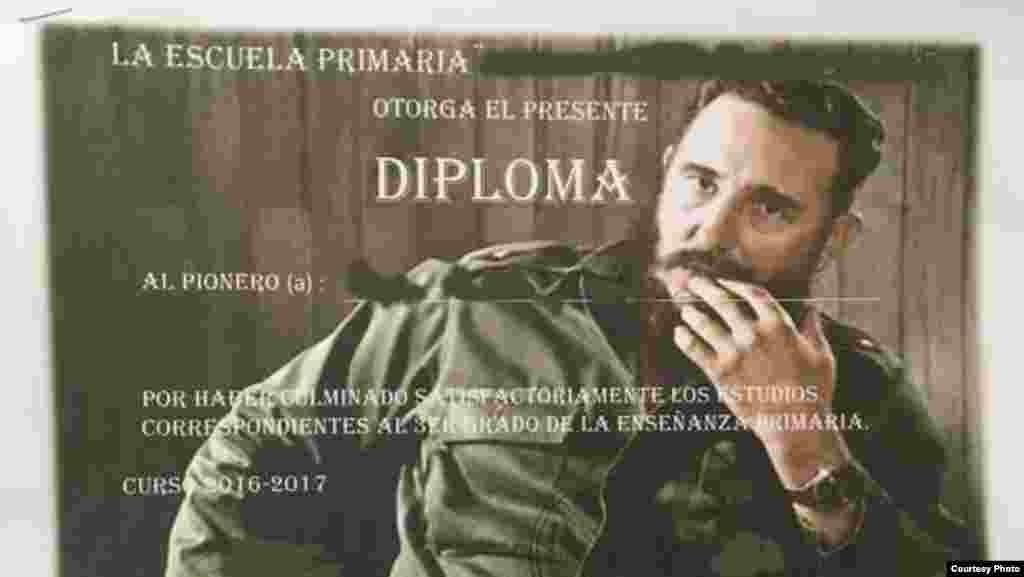Diploma a graduados de escuela primaria en Cuba con foto de Fidel Castro