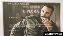 Diploma a graduados de escuela primaria en Cuba con foto de Fidel Castro