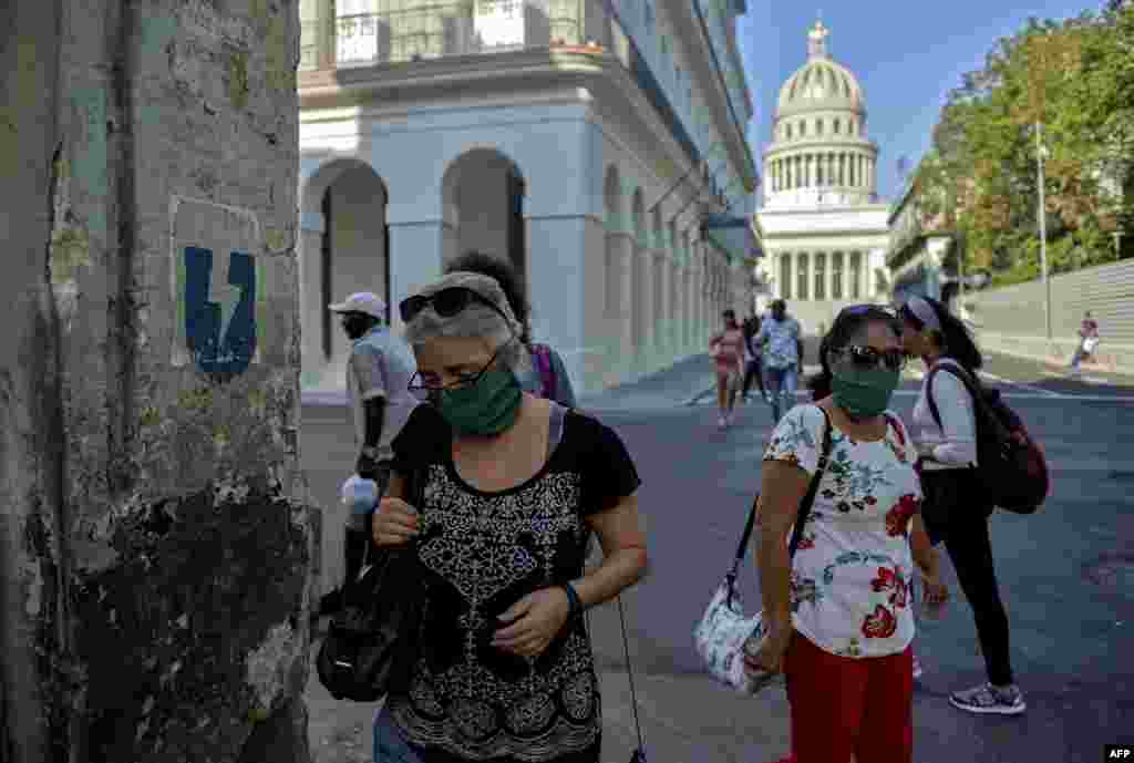 Escena captada el mi&#233;rcoles en una calle de La Habana (Yamil Lage/AFP).