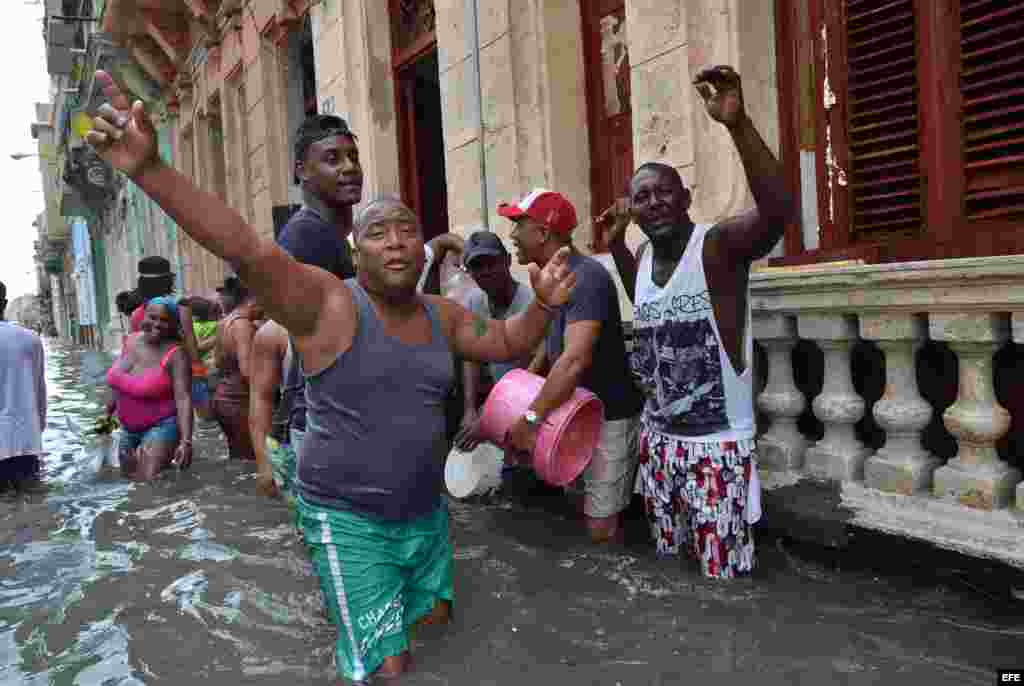 Pasada la tensión del Irma, los cubanos se desquitaron con humor y conga