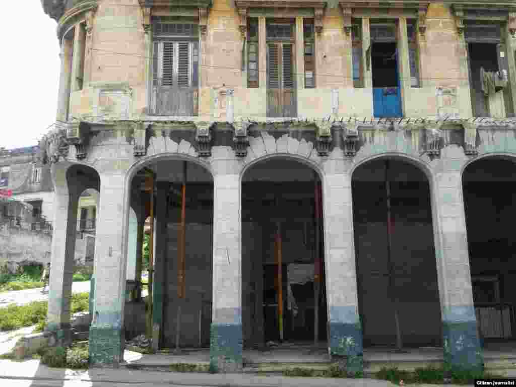 Reporta Cuba. Edificio en la calzada 10 de Octubre, en La Habana. Fotos: Steve Maikel Pardo.