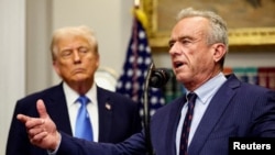 El secretario de Salud y Servicios Humanos de EE. UU., Robert F. Kennedy Jr., junto al presidente estadounidense, Donald Trump en la Casa Blanca, en Washington, D.C., EE. UU., el 22 de septiembre de 2025. REUTERS/Kevin Lamarque/Foto de archivo