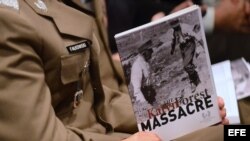 El agregado militar de la embajada polaca en Washington mayor general Andrzej Falkowski sostiene un documento hoy, lunes 10 de septiembre de 2012, durante una ceremonia en que se desclasificó los archivos sobre la masacre de Katyn Forest. 
