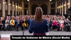 Claudia Sheinbaum en una reunión con diplomáticos en la Secretaría de Exteriores.