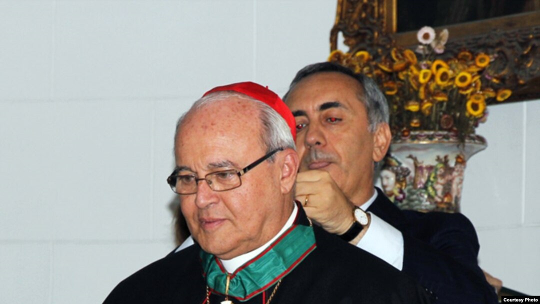 El cardenal Jaime Ortega, arzobispo de La Habana, mientras recibe el título de Comendador de la Orden al Mérito de la República Italiana.