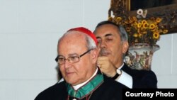 El cardenal Jaime Ortega, arzobispo de La Habana, mientras recibe el título de Comendador de la Orden al Mérito de la República Italiana.