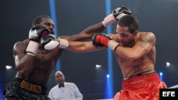 El boxeador cubano, Yoan Pablo Hernández (d), en foto de archivo