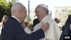 El papa Francisco (dcha) con el presidente israelí, Simon Peres, en Jerusalén (Israel).
