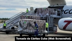 La carga, consistente en 528 kit de alimentos no perecederos y 660 kit de higiene, llegó al aeropuerto internacional de Santiago de Cuba este viernes.