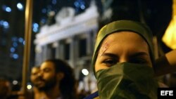 Un grupo de jóvenes se manifiesta durante una protesta para pedir mayores presupuestos para la salud y la educación pública, así como respeto a las comunidades indígenas, entre otras reivindicaciones, en Río de Janeiro