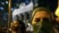 Un grupo de jóvenes se manifiesta durante una protesta para pedir mayores presupuestos para la salud y la educación pública, así como respeto a las comunidades indígenas, entre otras reivindicaciones, en Río de Janeiro