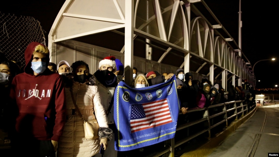 Migrantes cubanos bloquean el puente fronterizo Paso del Norte, exigiendo que se les permita cruzar y solicitar asilo en los Estados Unidos, en Ciudad Juárez, México, 29 de diciembre de 2020. (REUTERS / José Luis González).