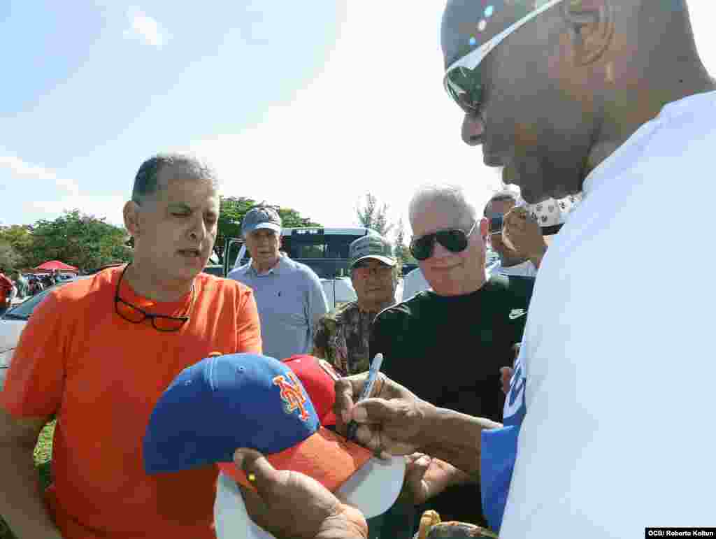 El Duque firma gorras para los aficionados Jorge Espinosa (izq.) y Gustavo del Calvo (der.). 