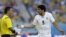El delantero uruguayo Luis Suárez (d) discute una jugada con el árbitro mexicano Marco Rodríguez (i), durante el partido Italia-Uruguay, del Grupo D del Mundial de Fútbol de Brasil 2014.