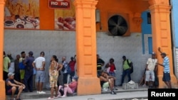 Un grupo de personas esperan en una cola para comprar alimentos en La Habana. El dr. Alexander Jesús Figueredo Izaguirre denunció al Estado y al Ministerio de Salud Pública por tomar medidas "insuficientes y retardadas" para prevenir los contagios de Oropouche en el país.