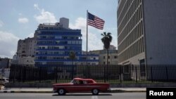 Un automóvil clásico utilizado pasa frente a la Embajada de Estados Unidos en La Habana, Cuba.