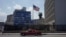Un automóvil clásico utilizado pasa frente a la Embajada de Estados Unidos en La Habana, Cuba.
